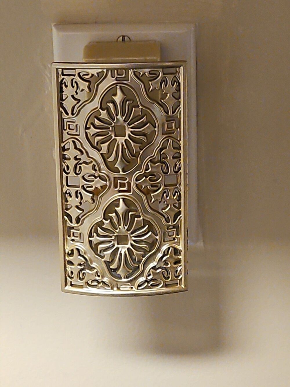 Bath & Body Works Metallic Regency Filigree Wallflowers Plug In Diffuser